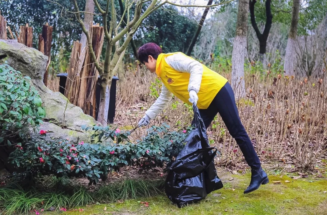 公益小黄人新年行动|“红色”引领，美好家园“益起扫”