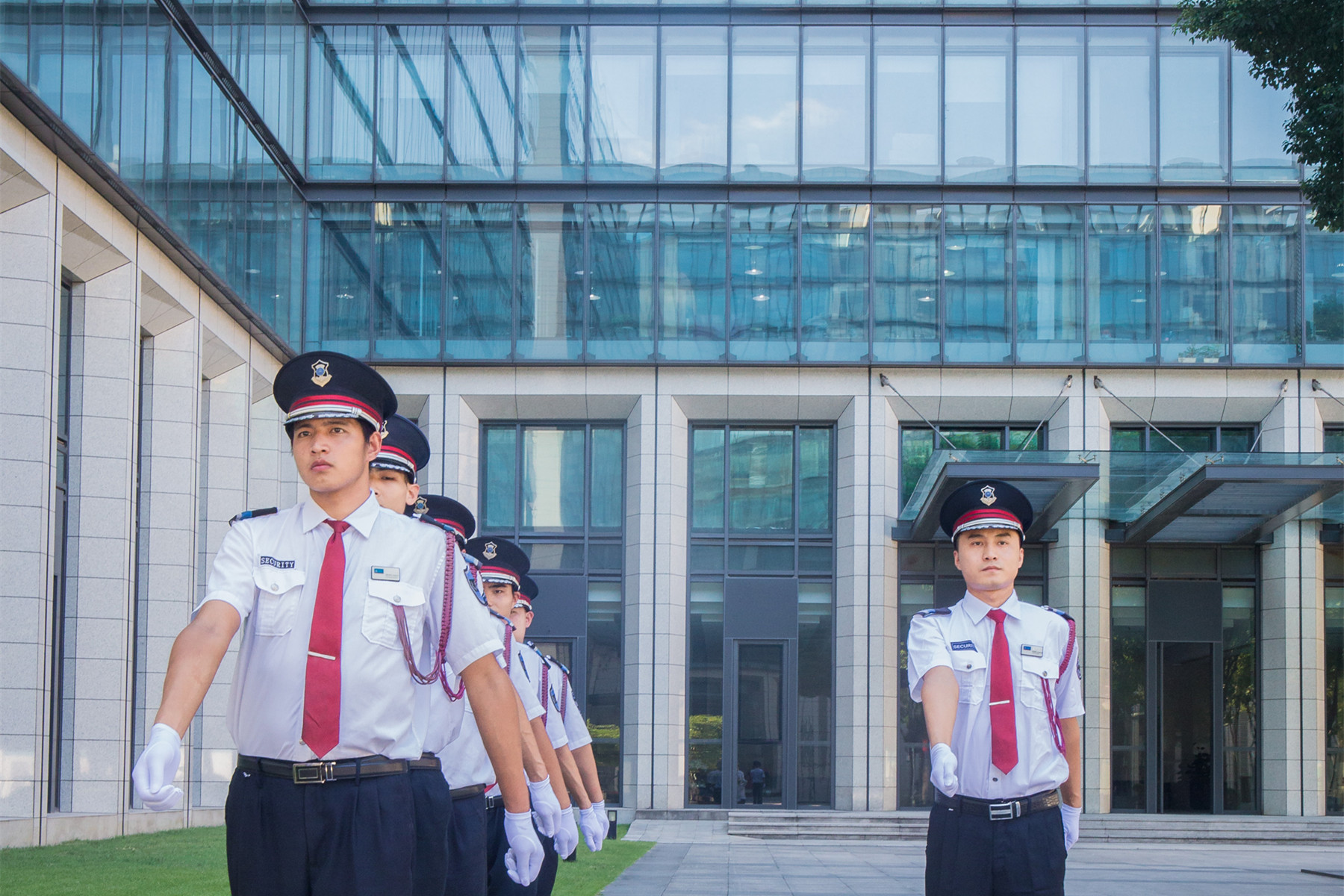 诠释美好 崭新起航|ag平台游戏官网连获“先进集体”、“五星项目”、“物业管理示范住宅小区”等多项荣誉