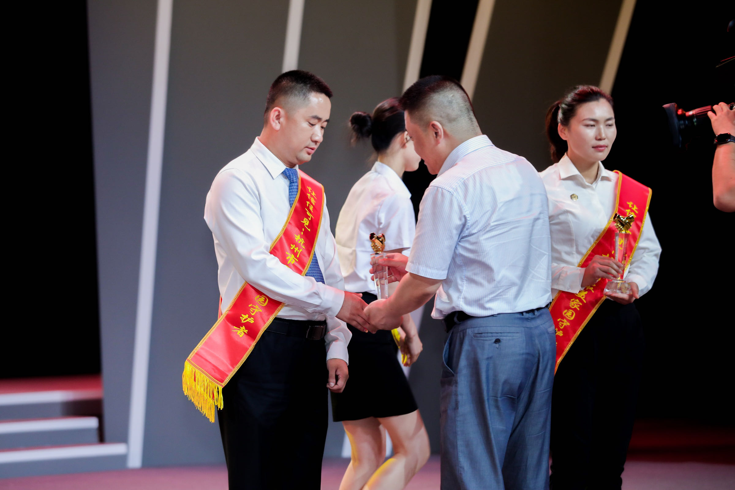 让信任可见|ag平台游戏官网物业人刘亮获评杭州市“最美家园守护者”